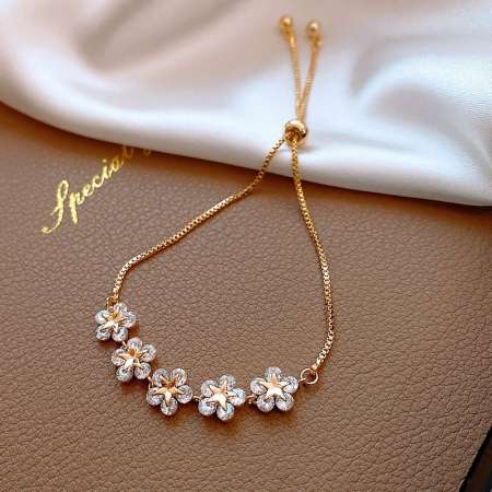 Beyaz Zirkon Taşlı Yonca Çiçeği Tasarım Gold Renk Çelik Kadın Bileklik - Thumbnail