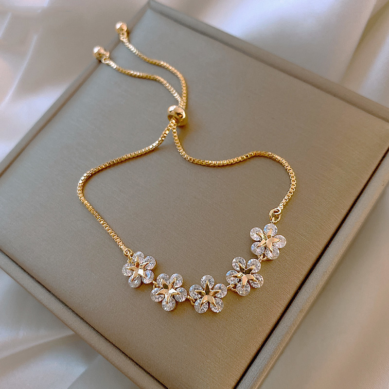 Beyaz Zirkon Taşlı Yonca Çiçeği Tasarım Gold Renk Çelik Kadın Bileklik